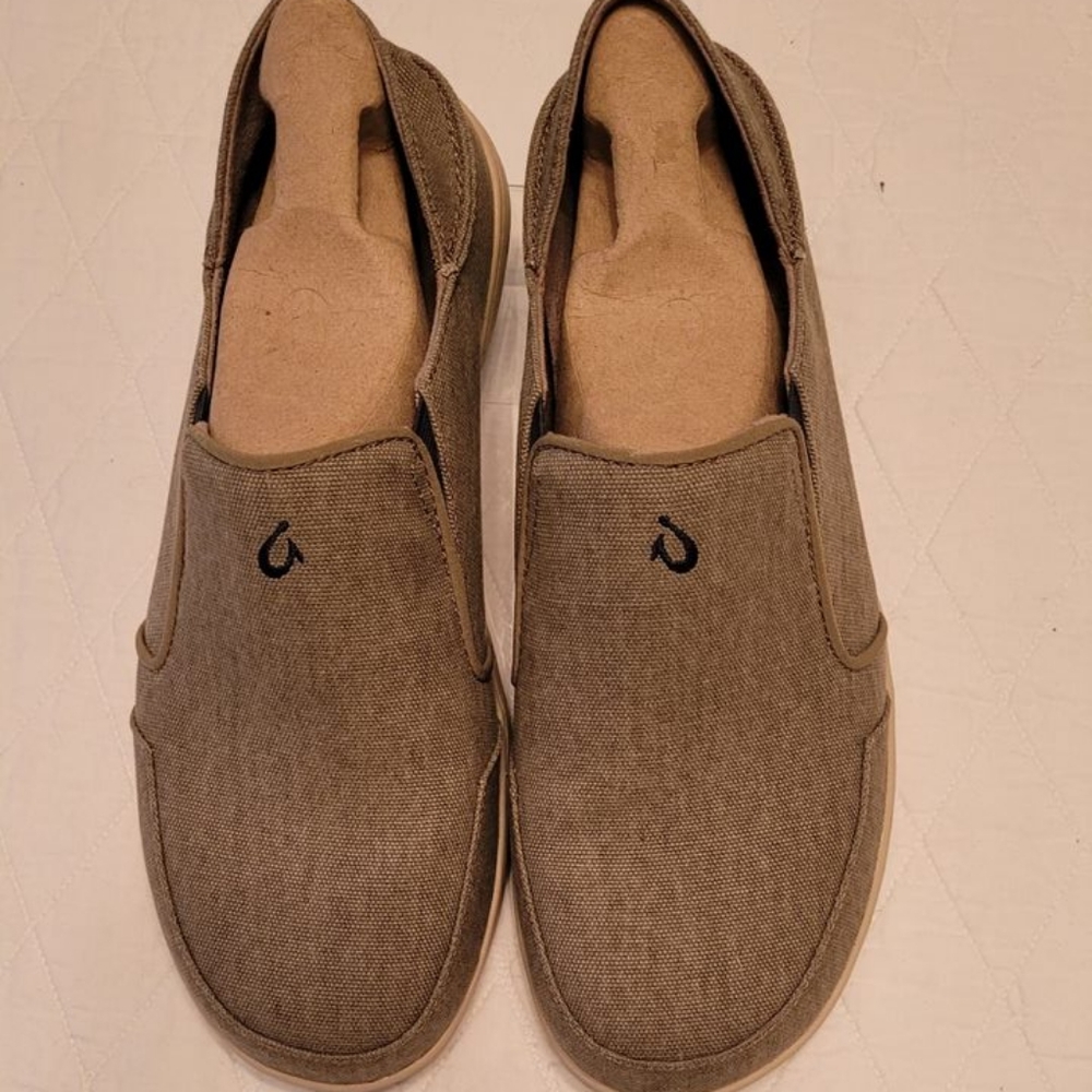 OluKai Nohea Lole tan canvas slip-ons, size 10.